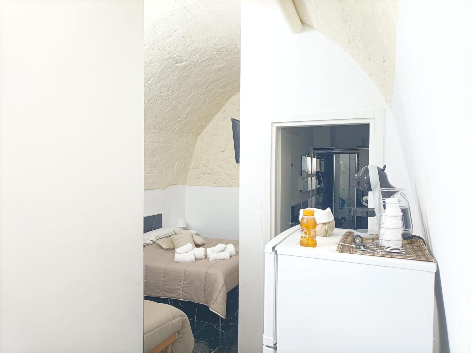 Newhouse Rooms Black & White Modugno Eksteriør bilde