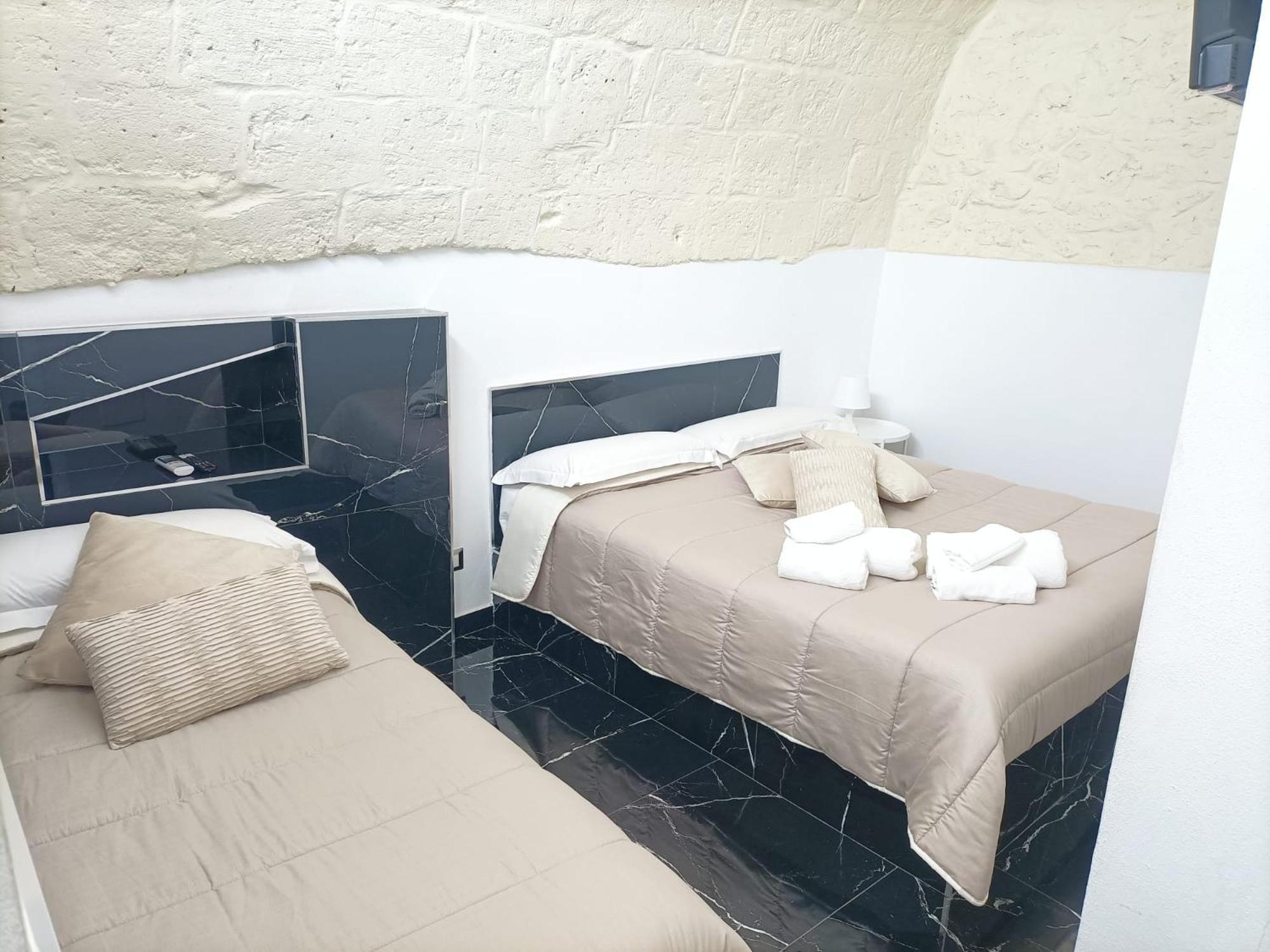 Newhouse Rooms Black & White Modugno Eksteriør bilde