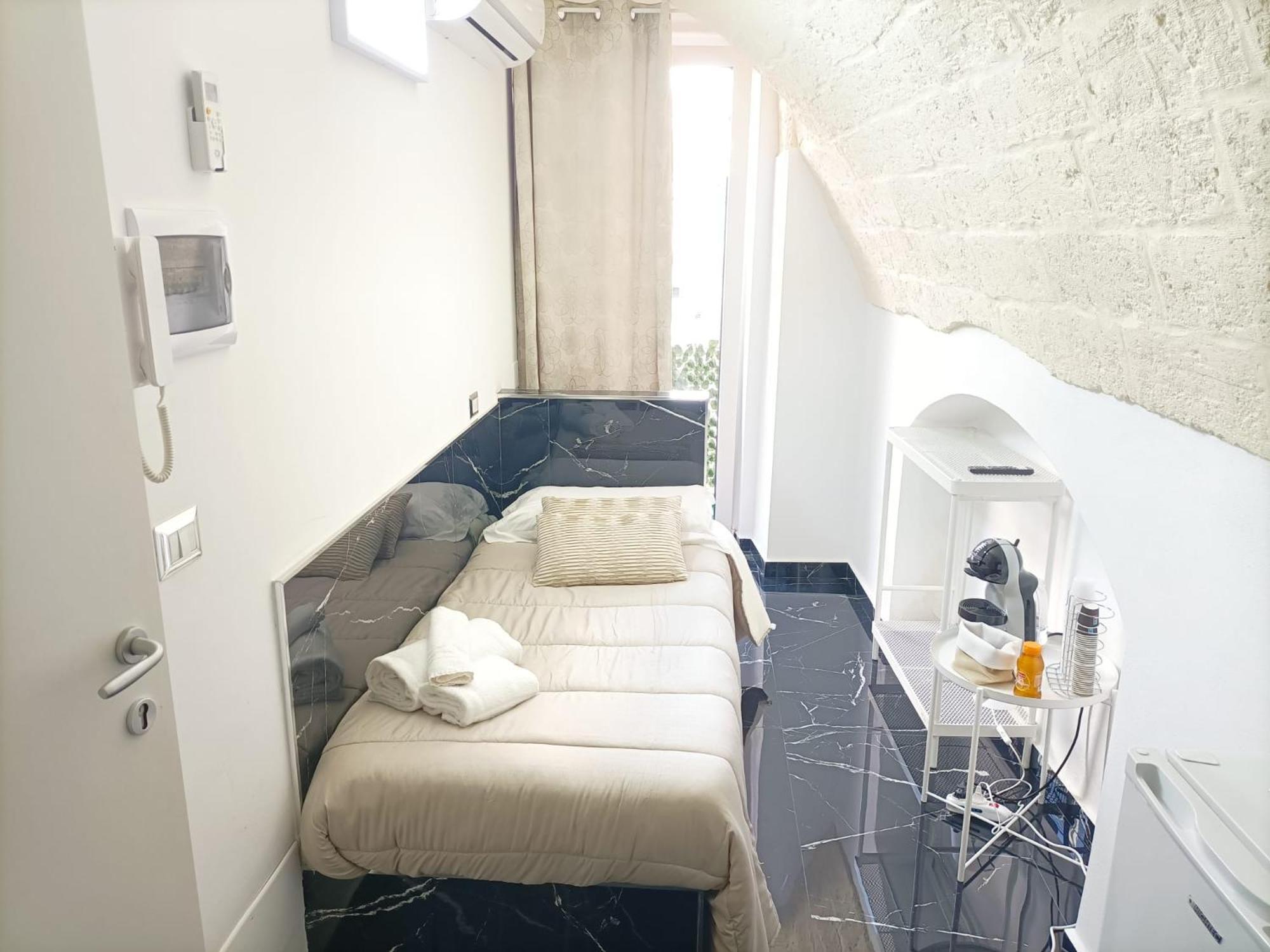 Newhouse Rooms Black & White Modugno Eksteriør bilde